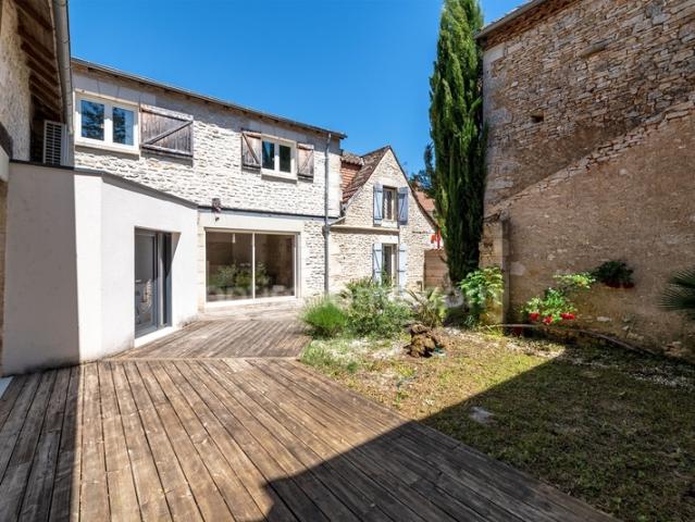 Maison en pierre 6 pièces sur la commune de MAYAC 24