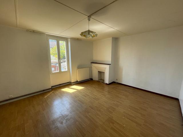 Maison en pierre 85 m2 avec garages et jardin