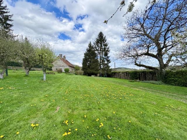 Maison en pierre 93 m2 sur grand terrain arboré