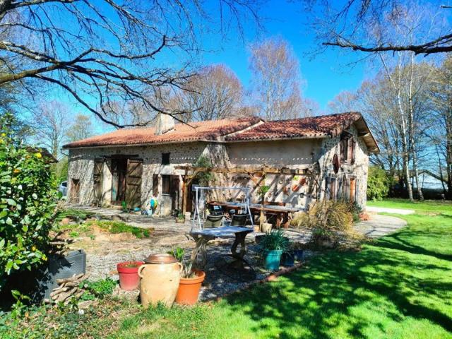 Maison en pierredans joli endroit