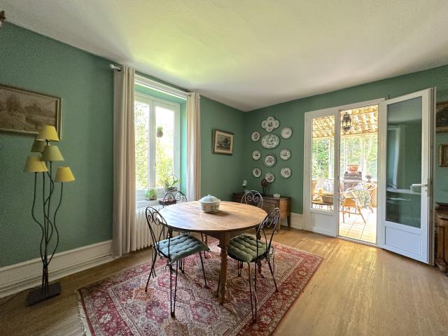 Maison en pierres 131m2 / 5 chambres + Véranda 30m2 + Annexes et forêt