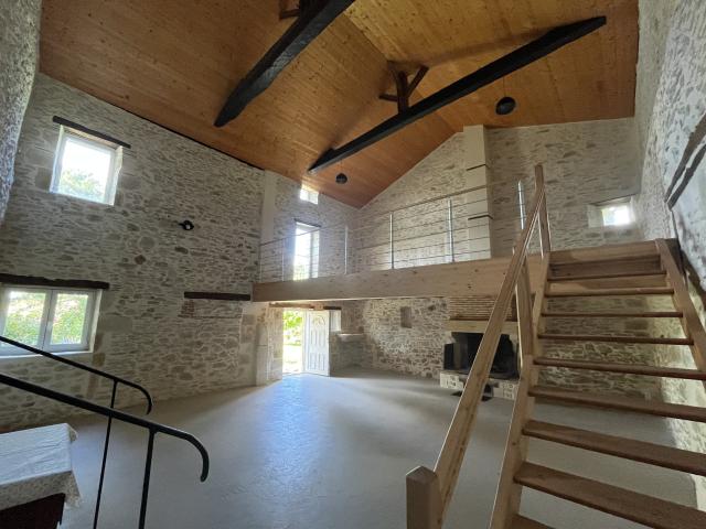 Maison en pierres 200 M2 habitables avec piscine et dépendances sur 7075 M2