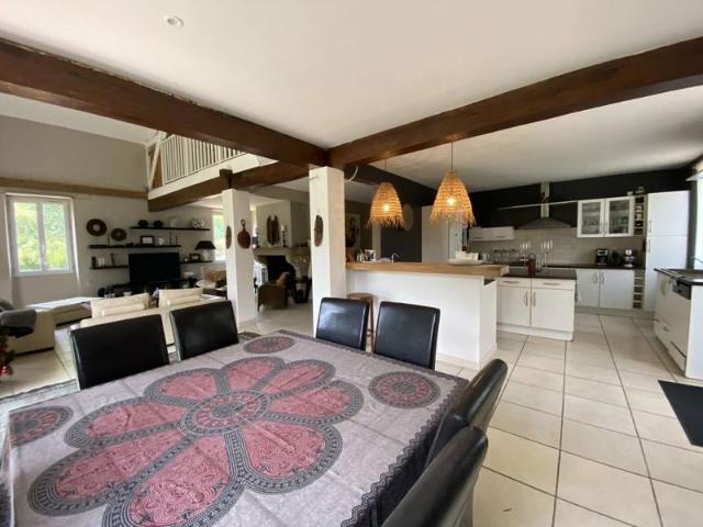 Maison de caractère en pierre 280 m² Parc 1,2 ha 11,9 ha