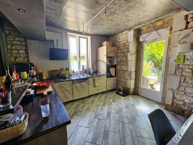 MAISON EN PIERRES VILLAGE COMMERCES 89 YONNE