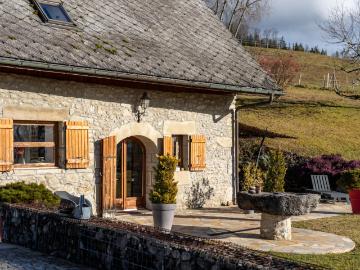 Maison en pierres Vue panoramique montagnes Environnement champêtre