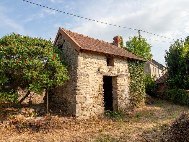 Maison en pierres à rafraîchir avec grange attenante, jardin et terrain