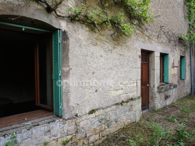 Maison en pierres ancienne ferme avec grange et écurie sur terrain de 24.76 ares