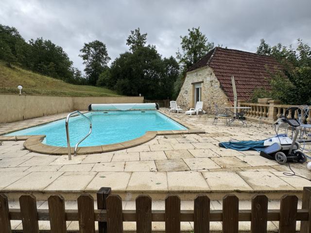 Maison en pierres avec dépendance et Grand Hangar à 15 minutes de Sarlat et Souillac 9000 m2 de terrain et plu