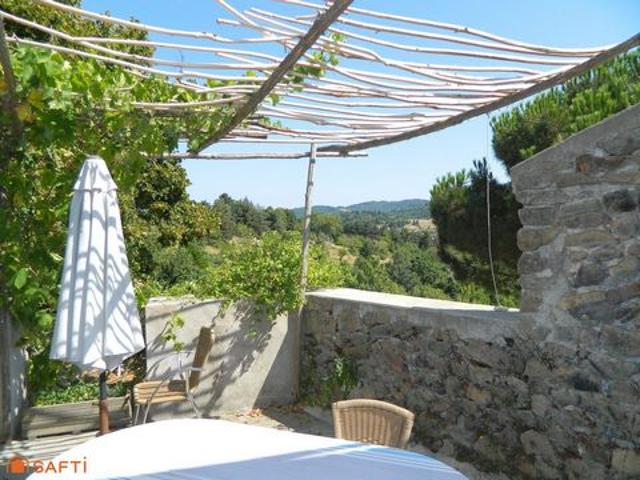Maison en pierres avec dépendance et grand terrain dans hameau très calme