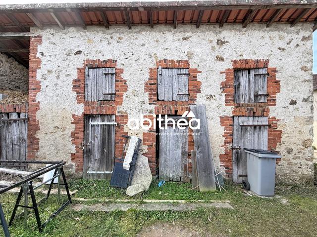 Maison en pierres avec dépendances, à quelques pas du centre bourg de Nexon