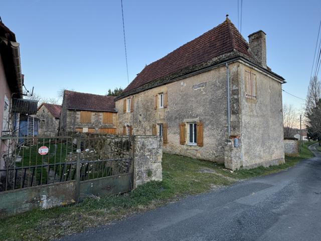 Maison en pierres avec dépendances à restaurer. 2404 m2 de