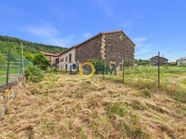MAISON EN PIERRES AVEC DEPENDANCES ET JARDIN