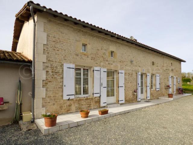 Maison en pierres avec dépendances 150m² Chef Boutonne