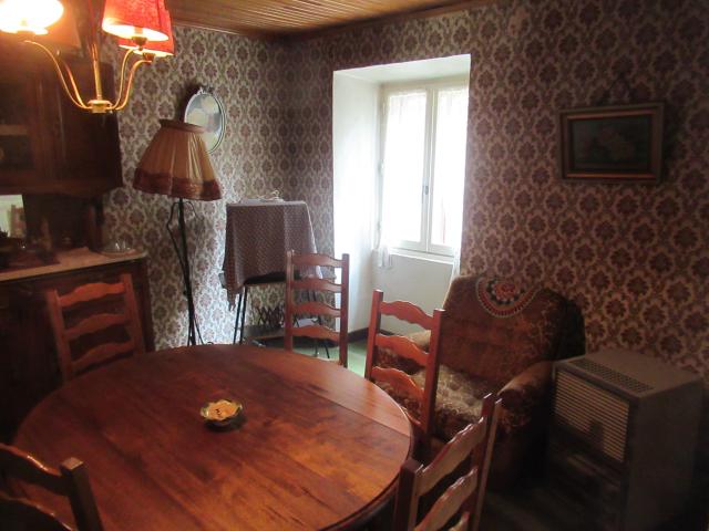 Maison en pierres avec garage et terrain attenant