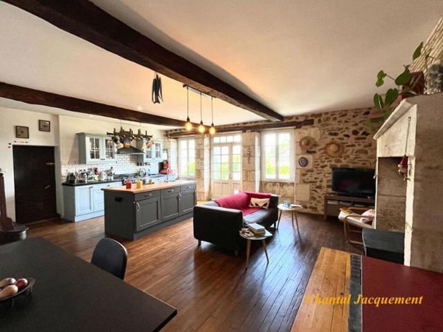 MAISON EN PIERRES AVEC GÎTE INDÉPENDANT