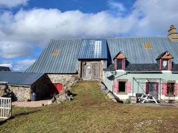 Maison en pierres avec grange et étable, vue imprenable