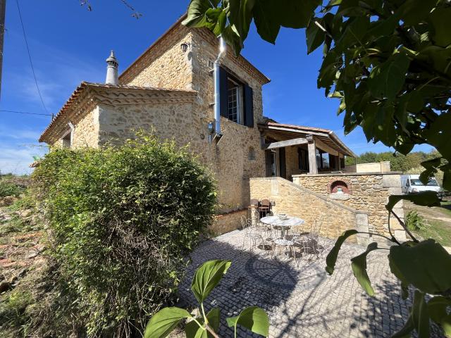 Maison en pierres avec grange sur 4500 m2 de terrain