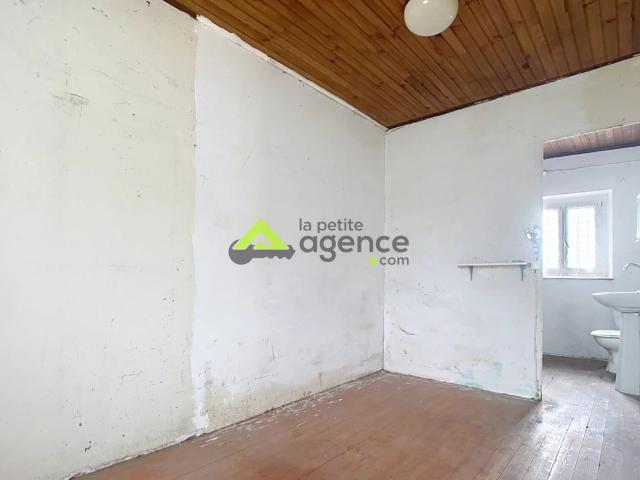 Maison en pierres avec granges et terrain de 1 082 m2