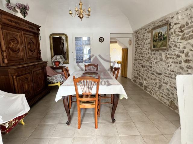 MAISON EN PIERRES AVEC JARDIN