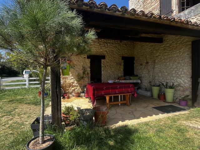 Maison en pierres avec terrain arboré de 4 500 m2