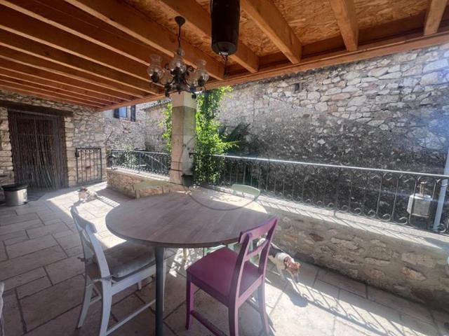 Maison en pierres avec terrasses et cour intérieure