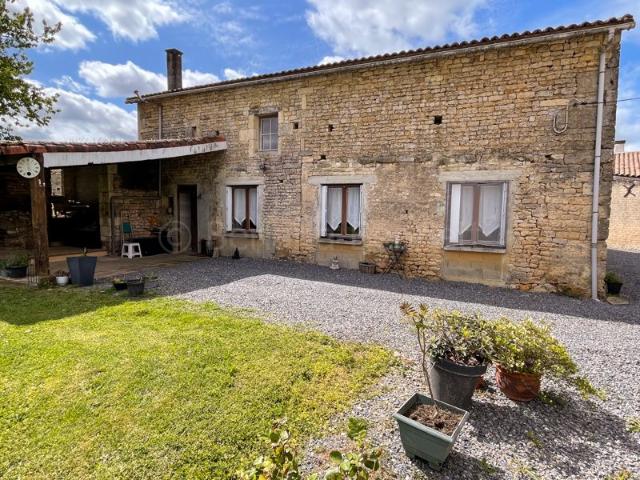 Maison en pierres avec 3 chambres de plain pieds 143m² Chef Boutonne