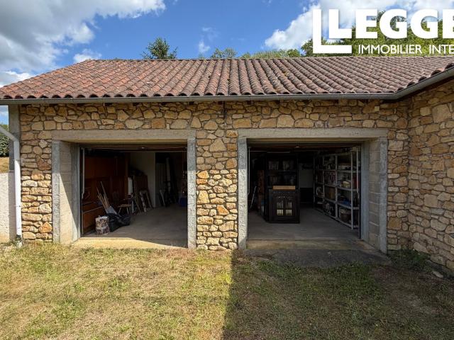Maison en pierres avec 3 chambres et doubles garages, endroit calme proche du centre de Corgnac sur L'Isle