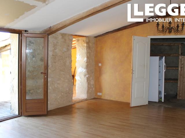 Maison en pierres comprenant 4 chambres, jardin, au sein d'une superbe bastide du Périgord. Vues magnifiques