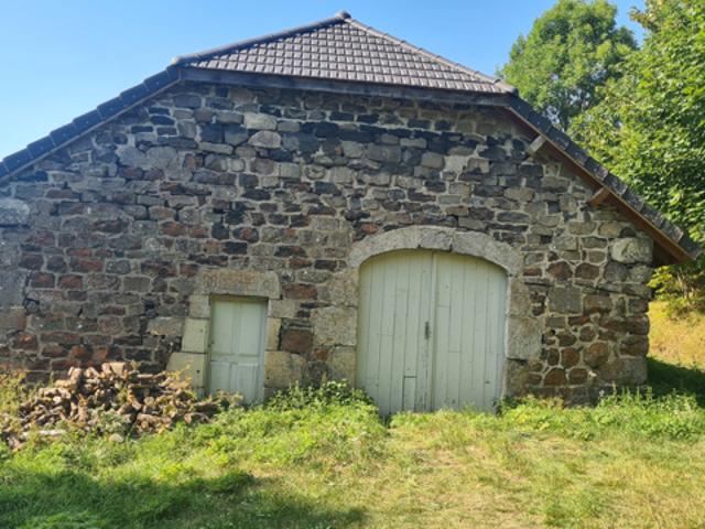 Maison en pierres dans hameau