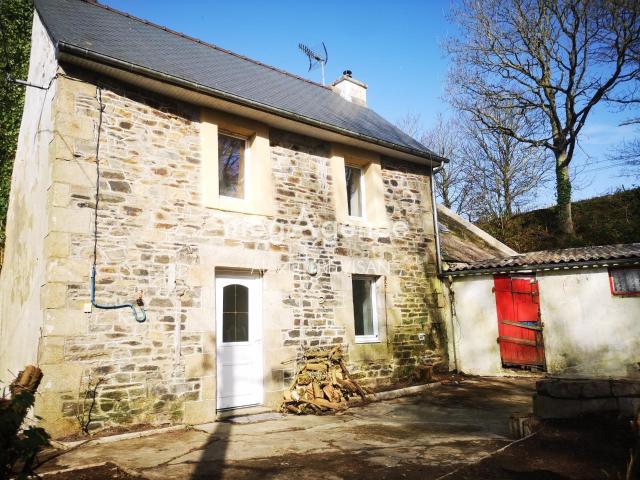 Maison en pierres, dans la vallée du Guindy, à Minihy Tréguier