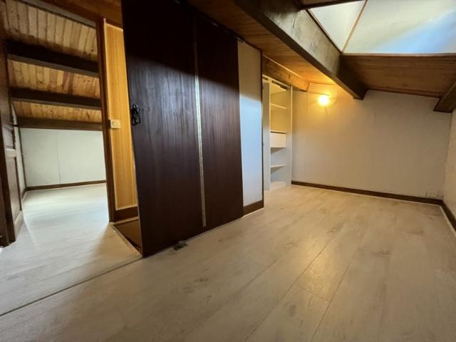 Maison en pierres dans quartier calme