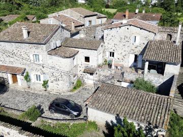 Maison en pierres de 242m2 à Baix