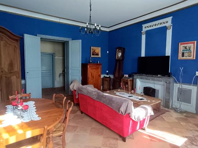 Maison en pierres de 265 m2, 4437 m2 de terrain clos et arbo