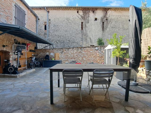 Maison en pierres de caractère avec grande terrasse, au coeur d'un hameau !