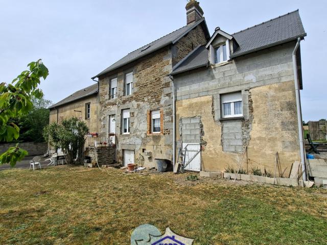 MAISON EN PIERRES DE PAYS COMPOSEE: Entrée.