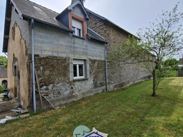 MAISON EN PIERRES DE PAYS COMPOSEE: Entrée.