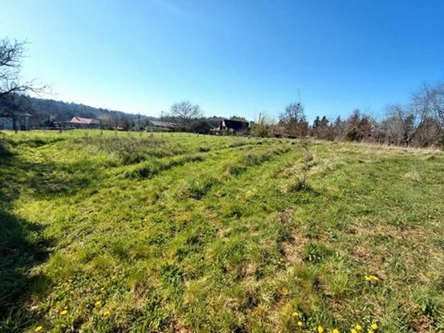 Maison en pierres d'environ 100 m2 avec dépendances sur un terrain d'environ 1,3 ha