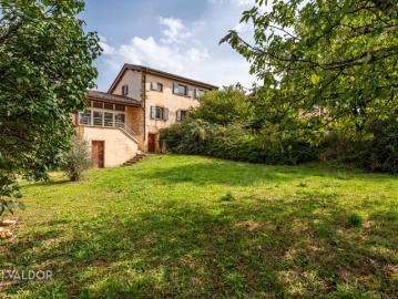 Maison en pierres dorées avec vue panoramique au calme