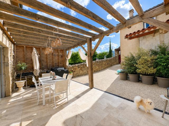 Maison en pierres entièrement rénovée Beaux volumes, 4 chambres, garage et beaux extérieurs