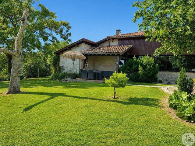 Maison en pierres, gîtes et dépendances 520m² Cancon