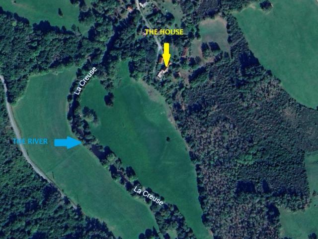 MAISON EN PIERRES NON MITOYENNE A RENOVER au bout d'une impasse d'1 km tranquillité absolue accès à la rivière