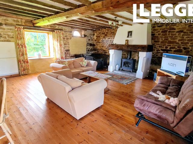 Maison en pierres possédant 3 chambres, située dans un village à 8 km de Gorron