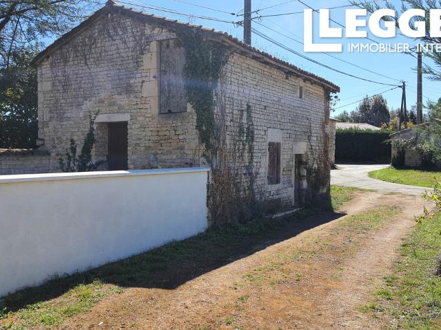 Maison en pierres rénovée avec dépendance