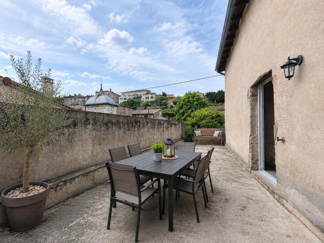 Maison en pierres rénovée, élevée sur dépendances à Saint Pierre de Boeuf 3 chambres + 160 m2 de jardin