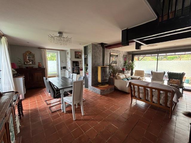 Maison En Pierres Restauree Avec Garage Et Terrasse Couverte. 215m² Luzech