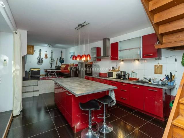 Maison en pisé avec terrain de 1072 m²