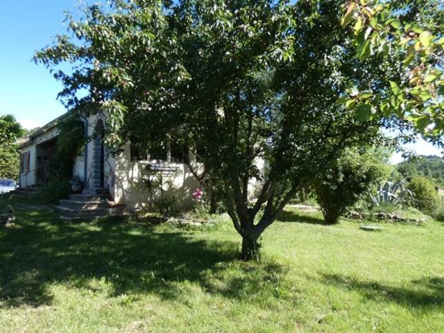 Maison en plain pied sur 1325 m² de jardin