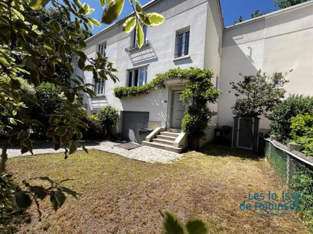 Maison en plein centre ville avec 4 chambres, bureau et jardin