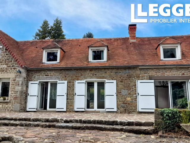 Maison en prierre avec jardin et view dégagée sur la campagne. Salon avec plafond cathédral et balcon