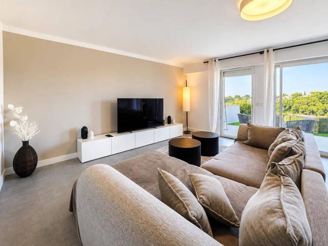 Maison en triplex avec jardin et piscine – location meublée long